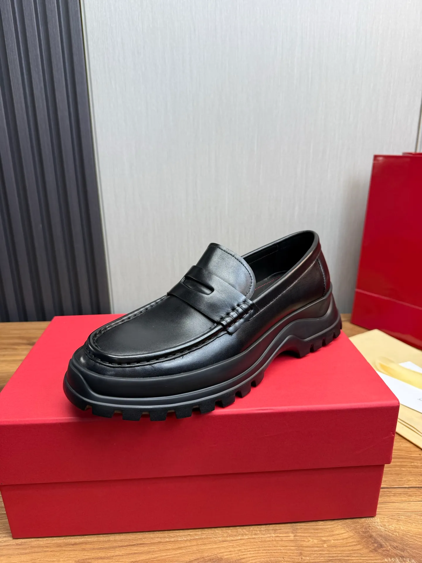 Men's shoes 💰880💰 Ferragamo. [Ferragamo] Men's Loaf leather shoes, the latest hot style, 1:1 original purchase quality, top quality, imported open-edge beaded cowhide leather on the upper, hand-made three-dimensional stitching highlights the round toe design, the inner feet are made of imported cowhide, with original wear-resistant rubber outsole, matching code 39-44, (38, 45 custom-made, non-refundable)